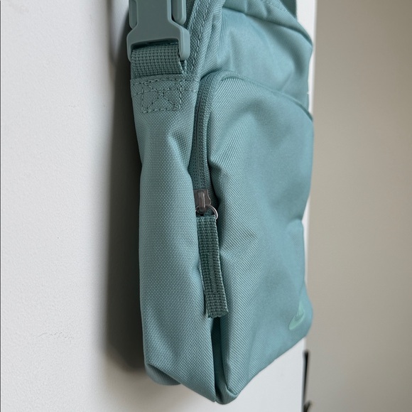 NIKE Green Crossbody Bag Adjustable Strap NWT - Picture 3 of 5